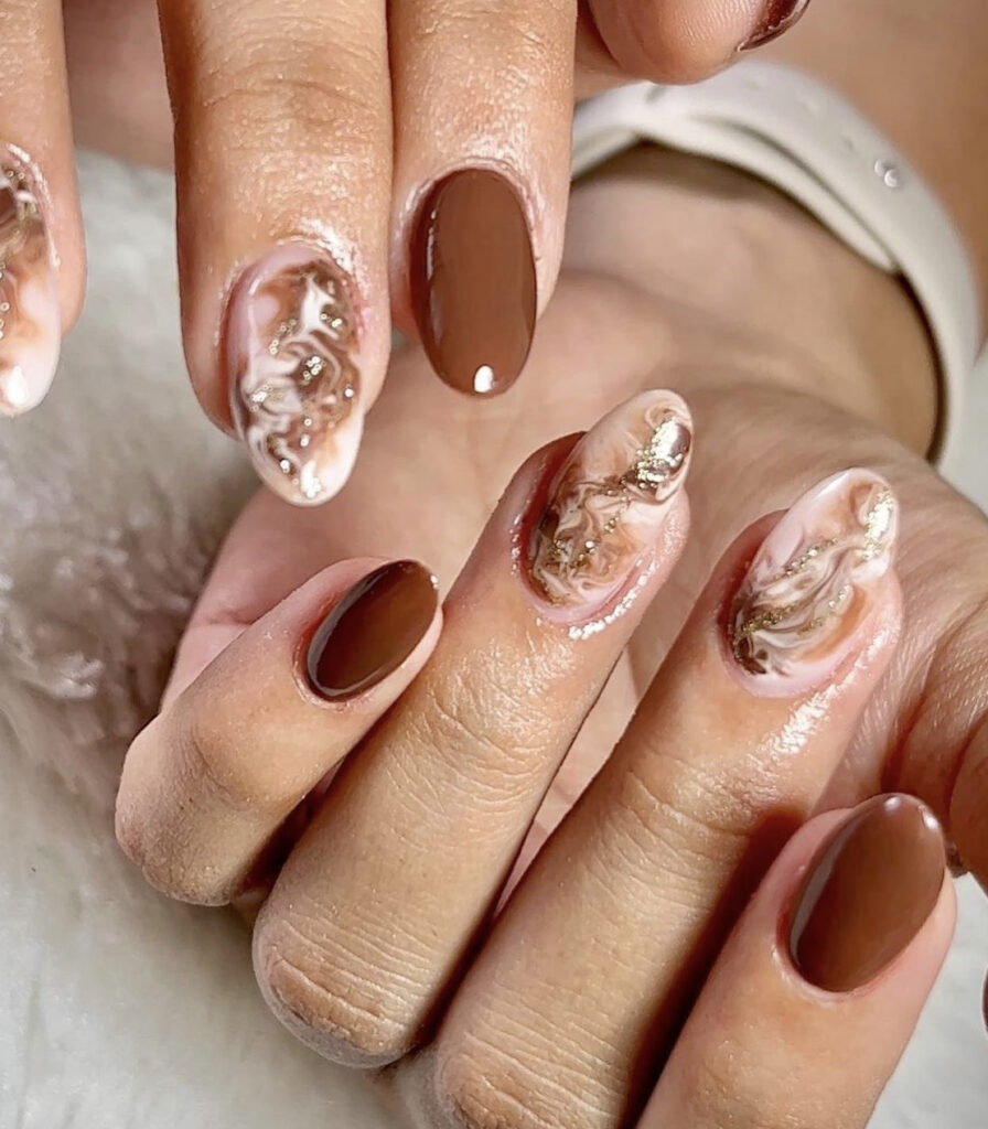 Marbled Brown Nails with Gold Glitter