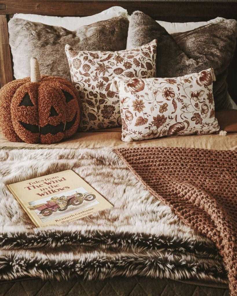 Simple Jack-O-Lantern Pillow & Knit Blankets Bed