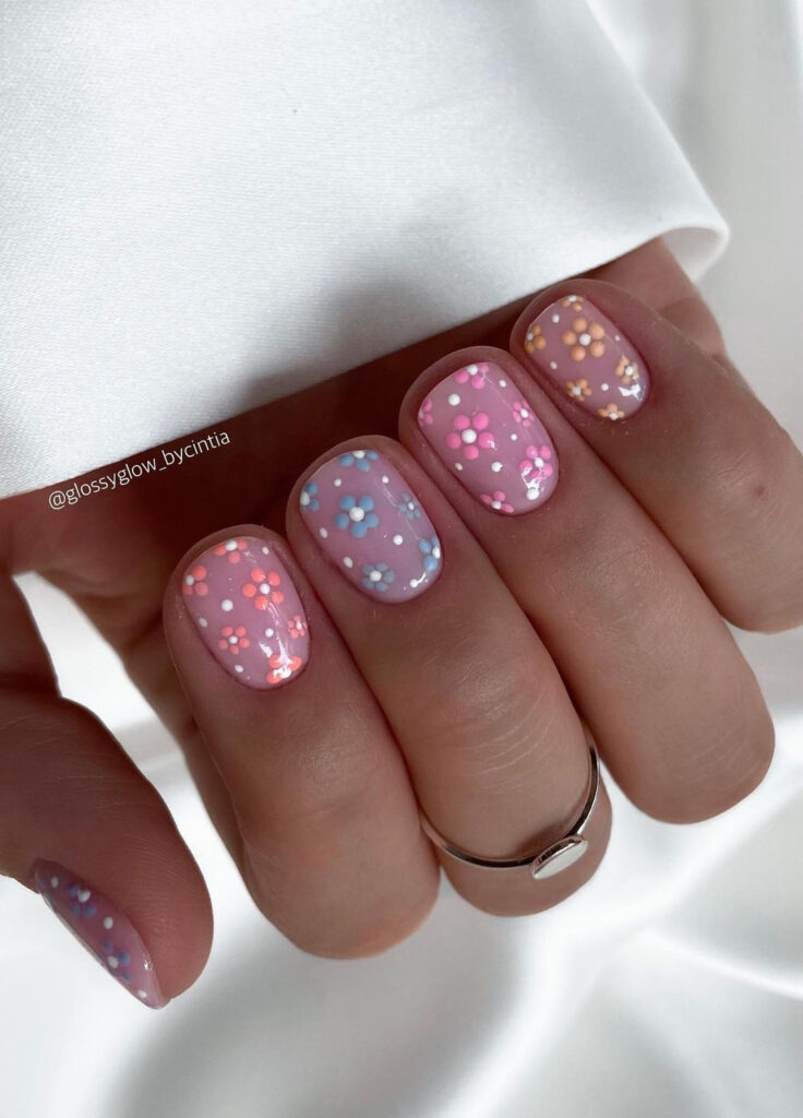 Short spring nails with pastel delicate daisy designs