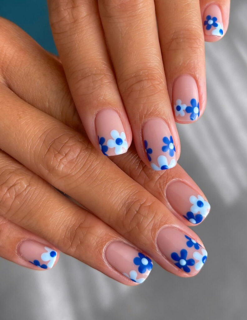 Pastel & cobalt blue daisies on nude square nails
