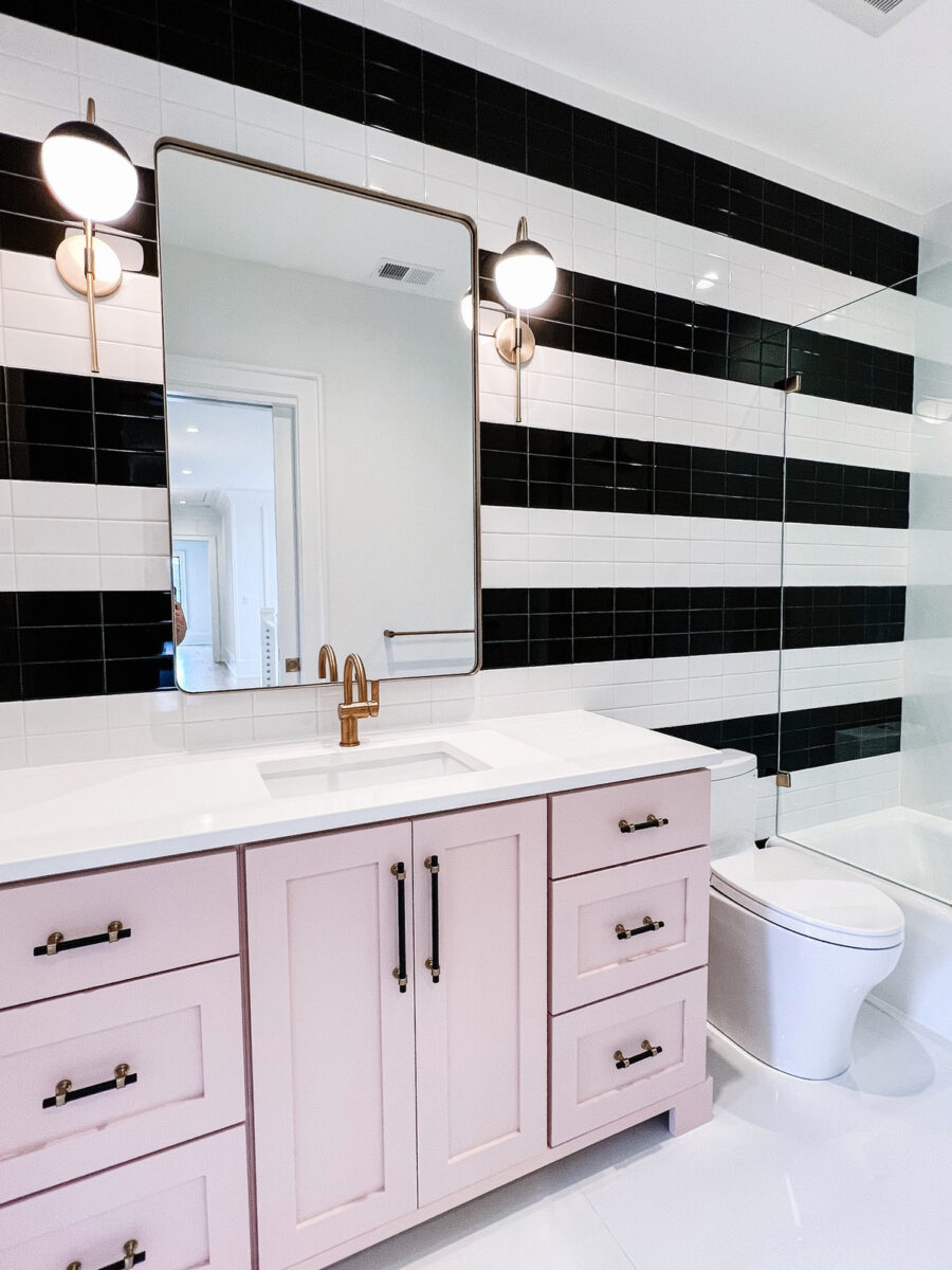 31 Stylish Black & White Tile Bathrooms That Redefine Classic - Days ...